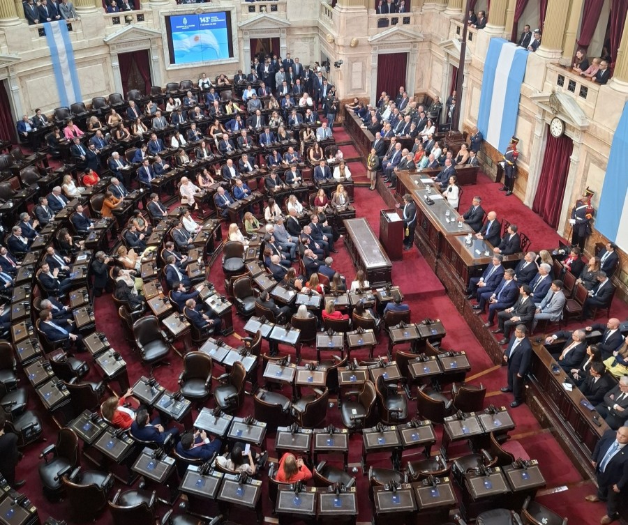 El presidente Milei ante un auditorio a medias.