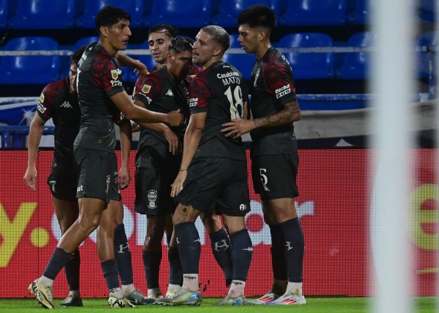 HURAC&Aacute;N SUPER&Oacute; COMO VISITANTE A V&Eacute;LEZ