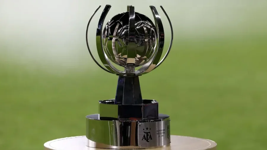 El trofeo que levantar&aacute; el ganador de la Supercopa Internacional.