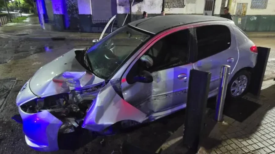El veh&iacute;culo, un Peugeot 207, impact&oacute; con la baranda en el frente de una concesionaria.
