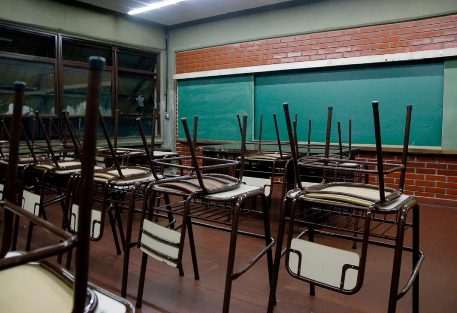Un aula vac&iacute;a en una escuela porte&ntilde;a durante el paro de actividades impulsado por CTERA.
