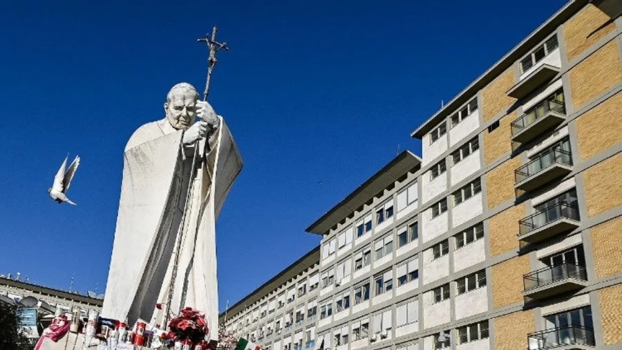 El papa Francisco contin&uacute;a internado en Roma.