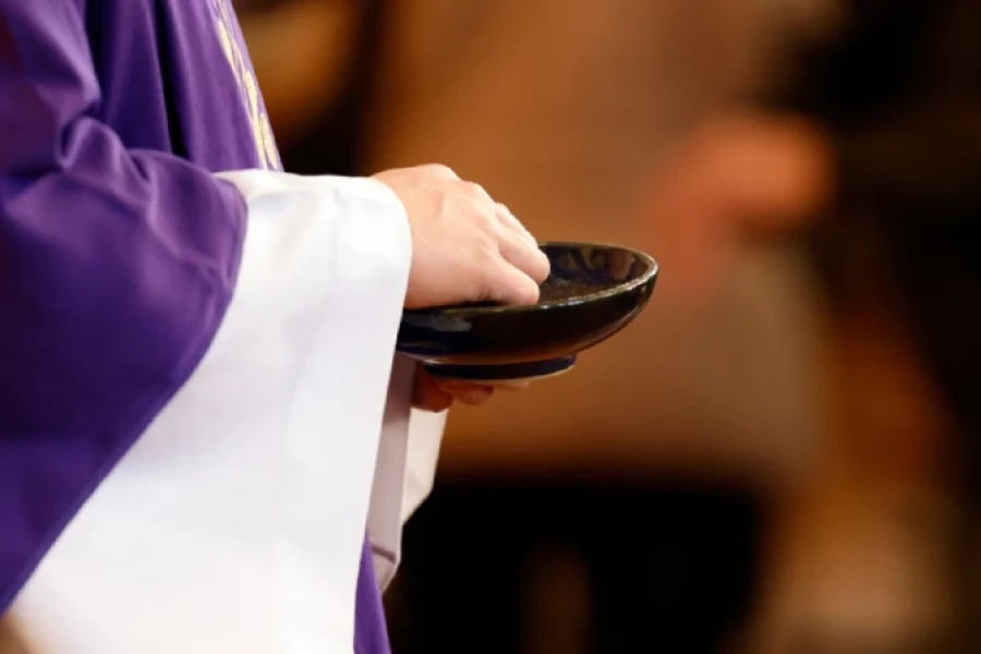 Sacerdote participando de la imposici&oacute;n de cenizas.