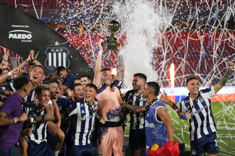 TALLERES FESTEJ&Oacute; LA SUPERCOPA INTERNACIONAL TRAS VENCER A RIVER EN LA FINAL