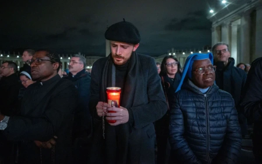 Joven reza el Rosario por el Papa Francisco en la Plaza de San Pedro el 28 de febrero.