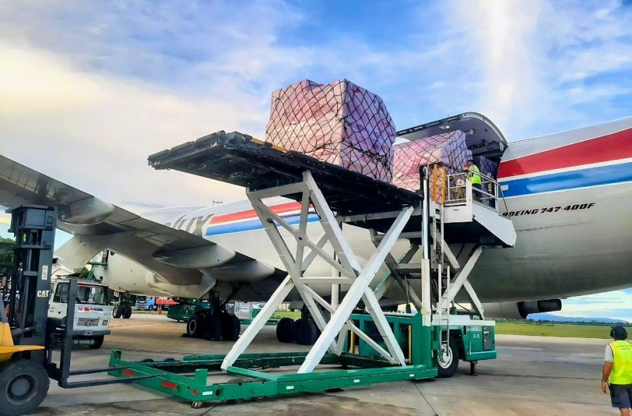 ARRIBO. Uno de los Boeing en el Aeropuerto Teniente Benjam&iacute;n Matienzo de Tucum&aacute;n.