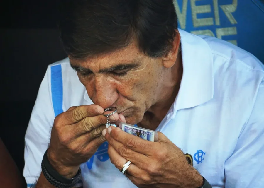 Gustavo Costas es un hincha m&aacute;s en su rol como entrenador de Racing.