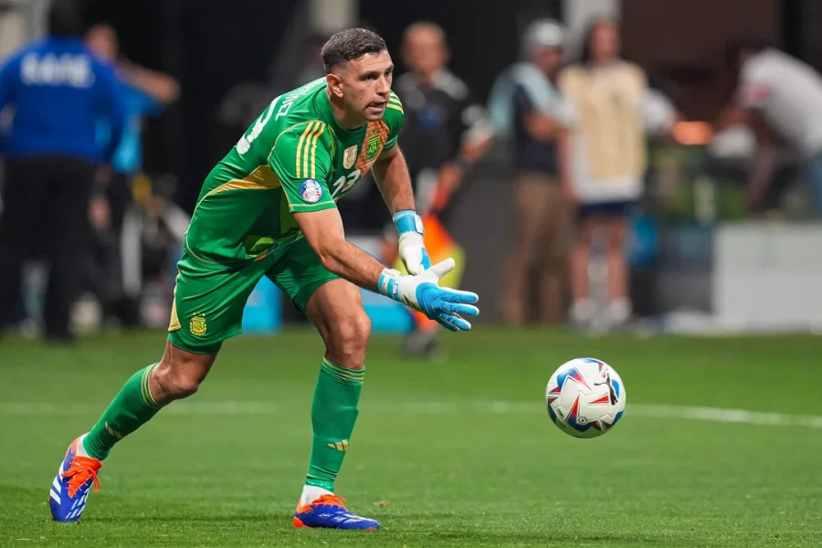 El Aston Villa del argentino Dibu Mart&iacute;nez visita este s&aacute;bado al Brentford
