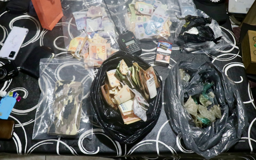 Se secuestraron&nbsp;coca&iacute;na y marihuana fraccionada;&nbsp;tel&eacute;fonos celulares; dinero&nbsp;en efectivo;&nbsp;cartuchos de diversos calibres;&nbsp;balanzas&nbsp;de precisi&oacute;n;&nbsp;un inhibidor de se&ntilde;al; notebooks; una c&aacute;mara de fotos.