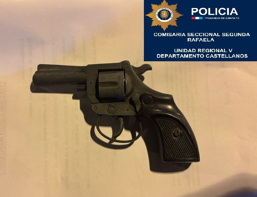 El rev&oacute;lver calibre 22 corto, marca Bagual, que portaban los detenidos.