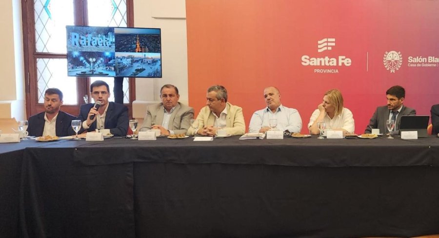 EN SANTA FE. El intendente Viotti durante la importante reuni&oacute;n.