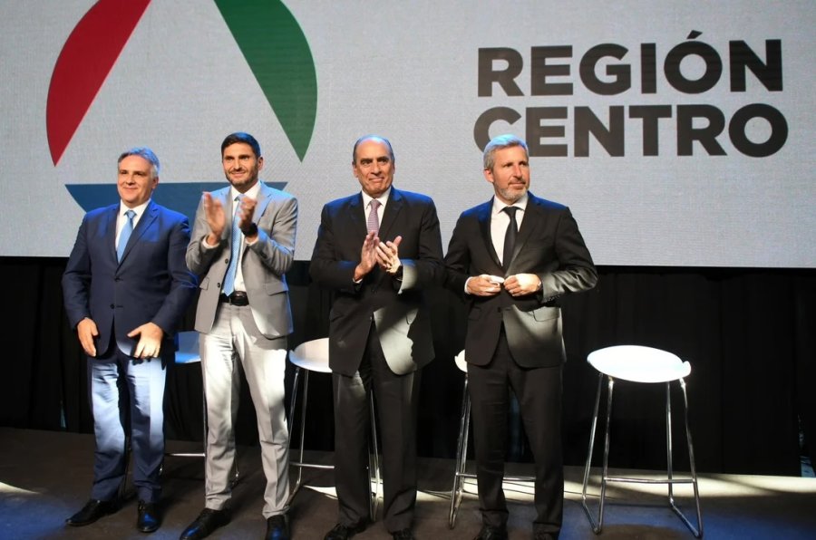 GOBERNADORES. Maximiliano Pullaro y Rogelio Frigerio, junto al Jefe de Ministros, Guillermo Francos, y el goberandor de C&oacute;rdoba, Mart&iacute;n Llaryora.