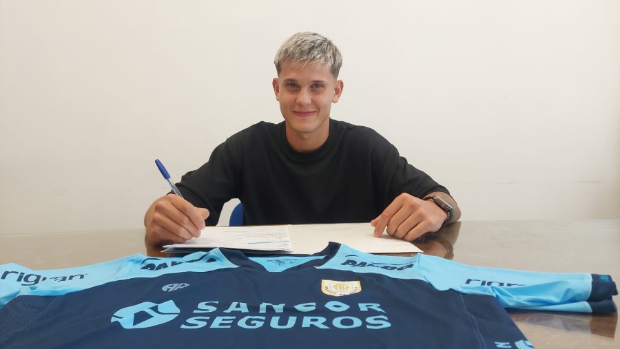 JULI&Aacute;N FUYANA FIRM&Oacute; SU PRIMER CONTRATO PROFESIONAL CON LA CREMA