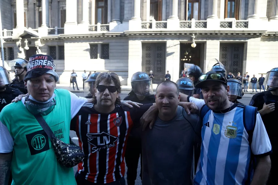 Reclamo de Jubilados frente al Palacio del Congreso acompa&ntilde;ados con los hinchas del Club Chacarita
