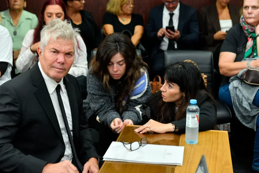 Fernando Burlando junto a Dalma y Giannina Maradona.