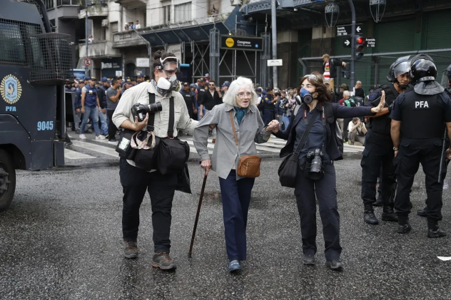 Marcha de jubilados en el Congreso con grandes disturbios.