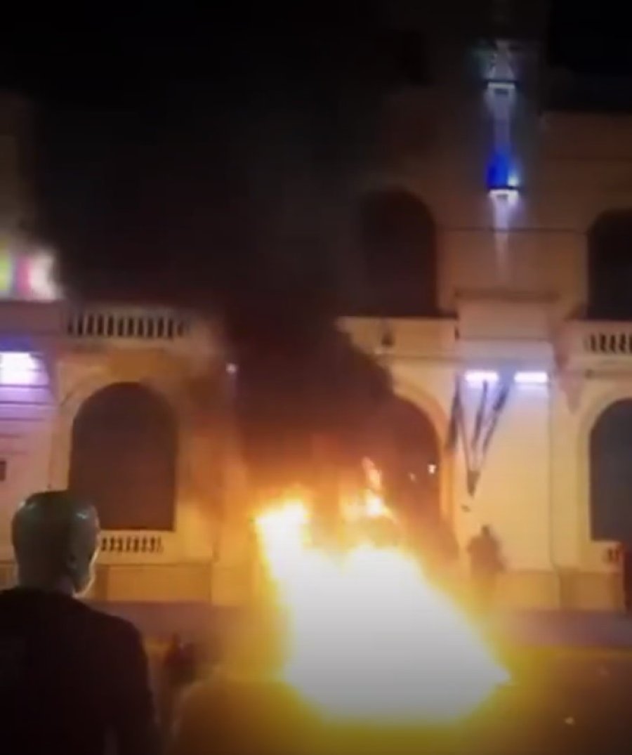 Cansados de la inseguridad vecinos y amigos de la v&iacute;ctima realizaron una protesta frente al municipio.