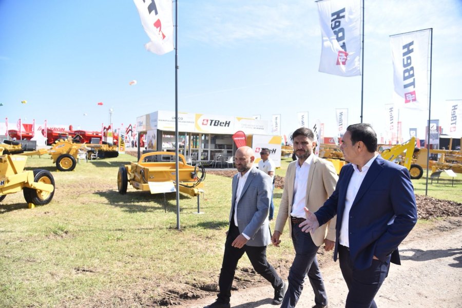 El ministro de Desarrollo Productivo, Gustavo Puccini y los gobernadores de Santa Fe, Maximiliano Pullaro y de Corrientes, Gustavo Vald&eacute;s, en Expoagro.