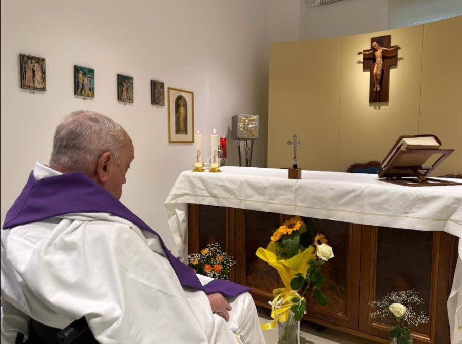 UN MES DESPUES. El Sumo Pont&iacute;fice, sentado en silla de ruedas, celebr&oacute; la misa en la capilla del Hospital Gemelli de Roma.