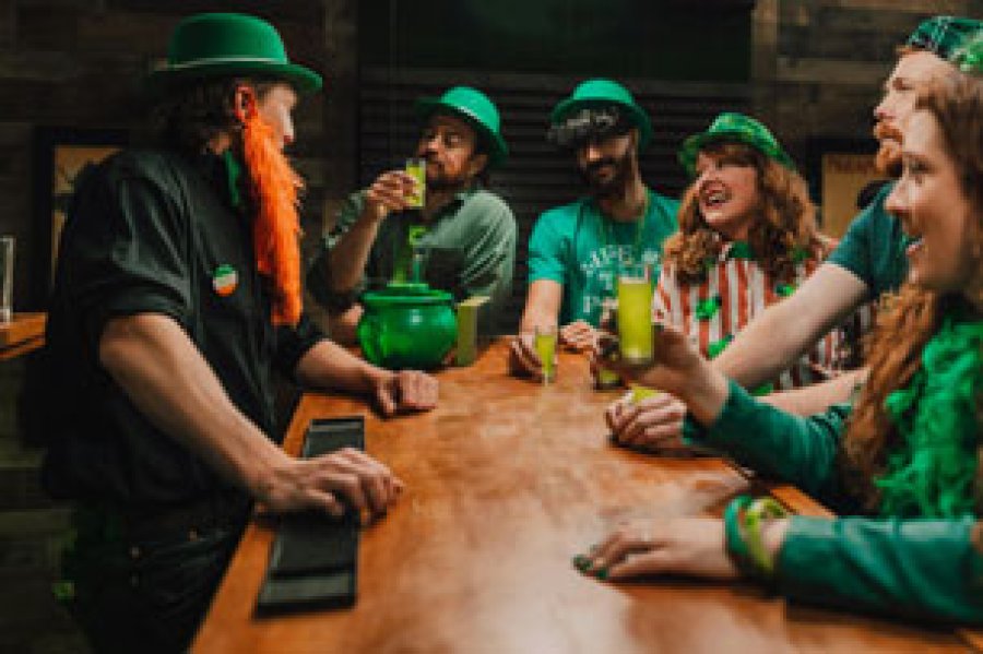 Vestirse de verde y beber mucha cerveza, una tradici&oacute;n en San Patricio.