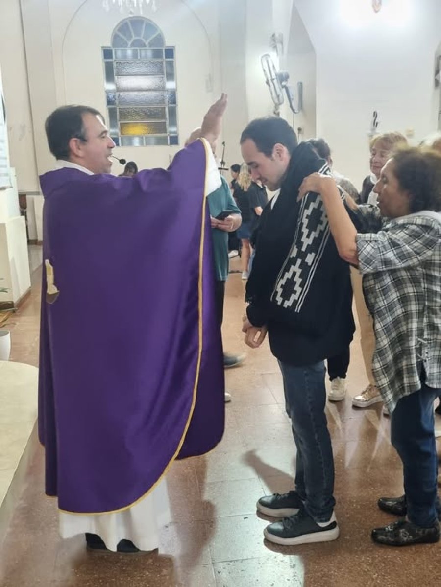 David Retamoso impone el poncho a Andr&eacute;s Chiappero, colabora Marita Ibarra de Morgada.