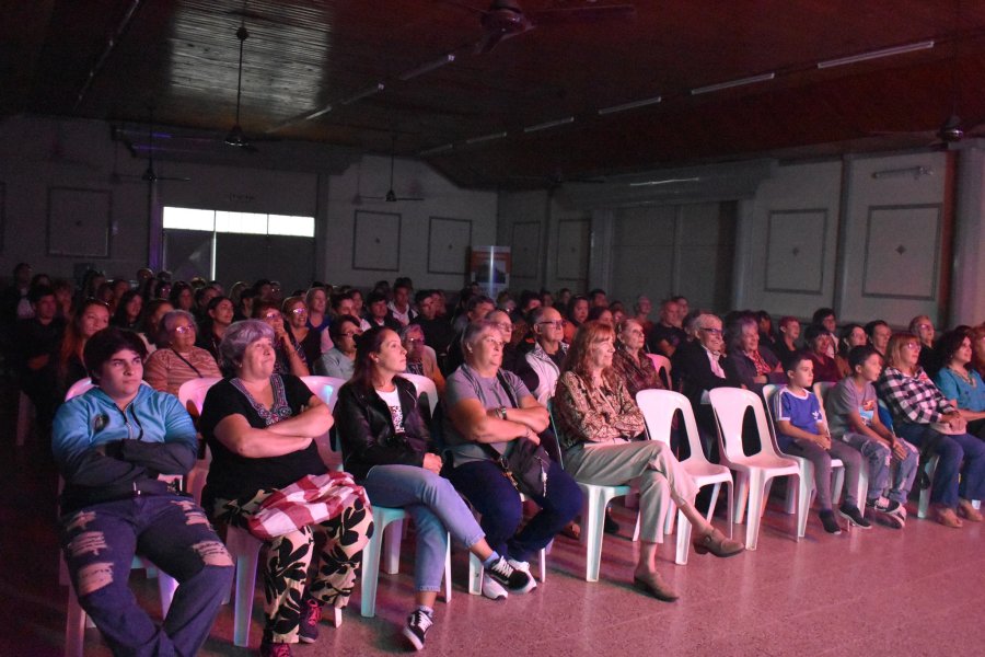 una sala colmada presenci&oacute; la funci&oacute;n.