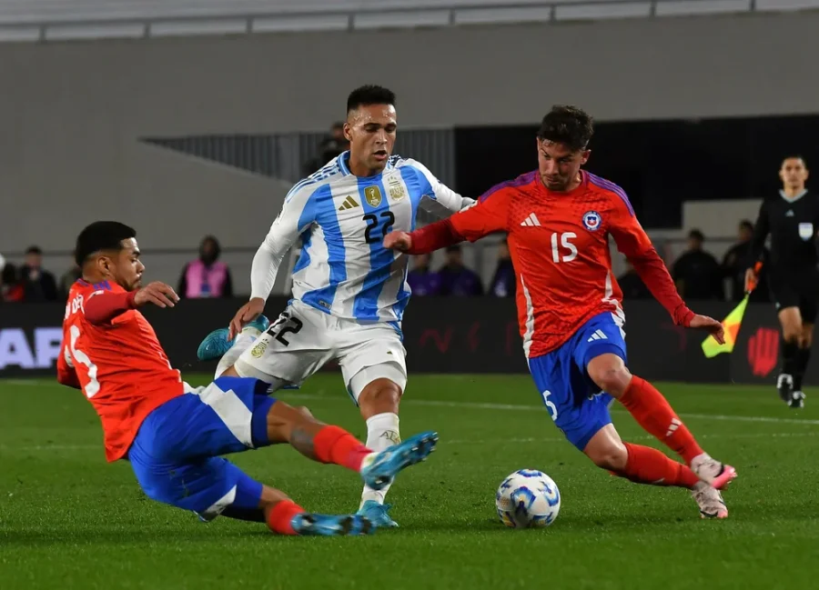 El delantero argentino Lautaro Mart&iacute;nez disputa la pelota ante el chileno Felipe Loyola de Independiente y el defensor Paulo D&iacute;az de River.