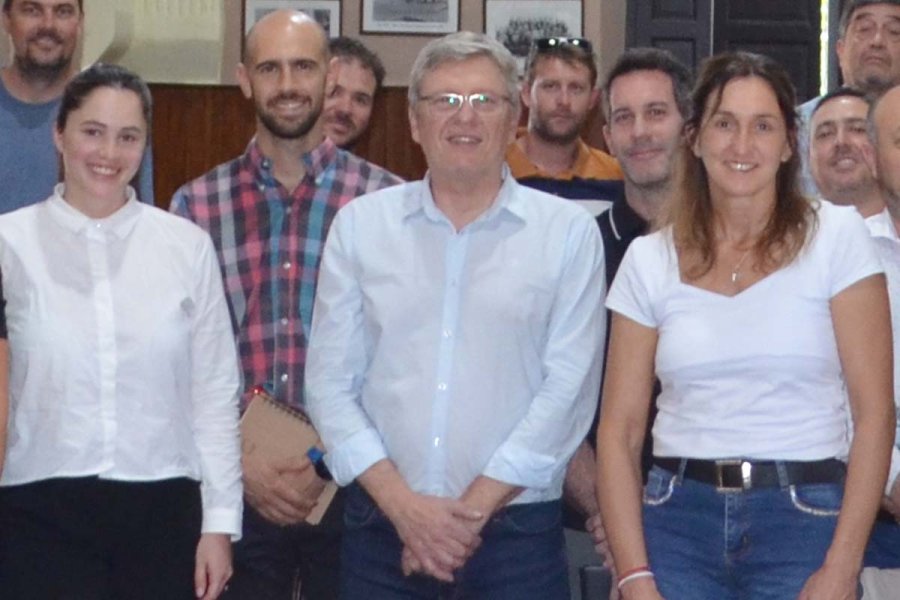 Equipo junto a Sergio Mansur, funcionario provincial y Evangelina Vigna, intendente.