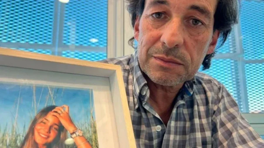 Marcelo Guti&eacute;rrez junto al retrato de su hija Catalina.