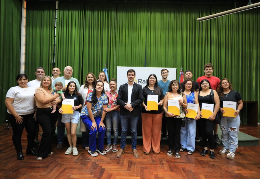 El intendente, Leonardo Viotti, la secretaria de Desarrollo Econ&oacute;mico, Patricia Imoberdorf y los concejales Valeria Soltermam y Augusto Rolando junto a los beneficiarios de los microcr&eacute;ditos.