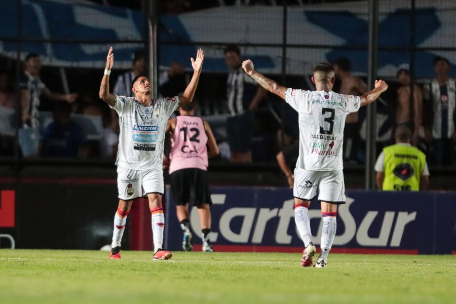 FESTEJO. Los jugadores de Armenio tuvieron una tarde so&ntilde;ada.