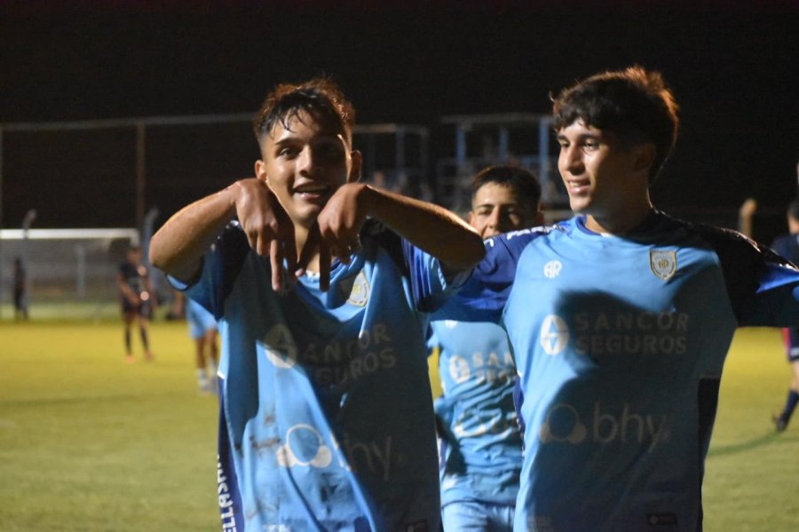 FESTEJO. El juvenil equipo de Sabia avanz&oacute; de ronda.
