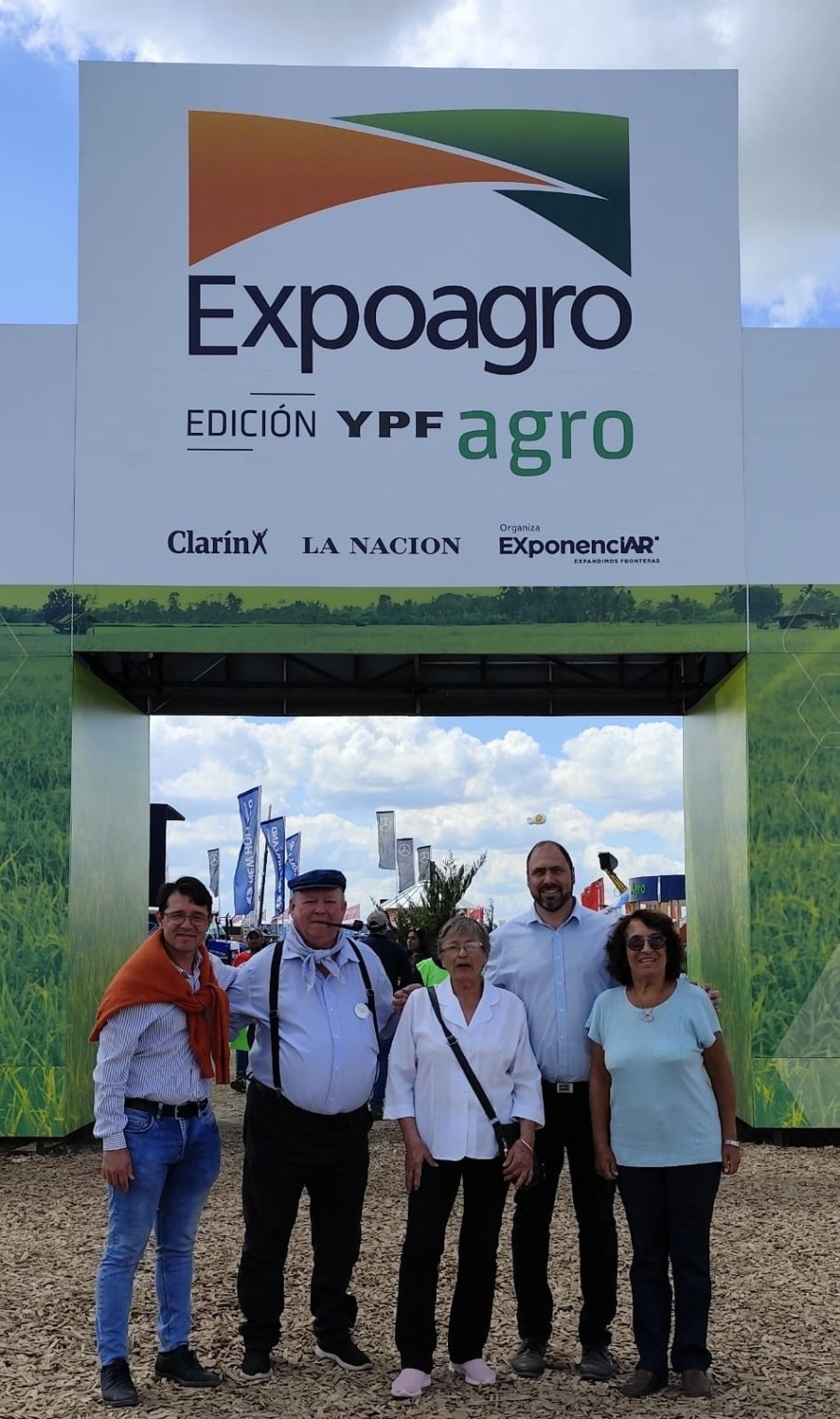 EXPOAGRO. Delegaci&oacute;n ramonense posando en el ingreso a la muestra.