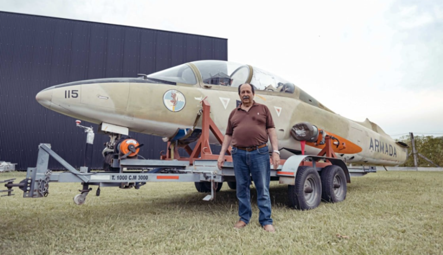 FELIZ. Owen Crippa junto a la nave repatriada.