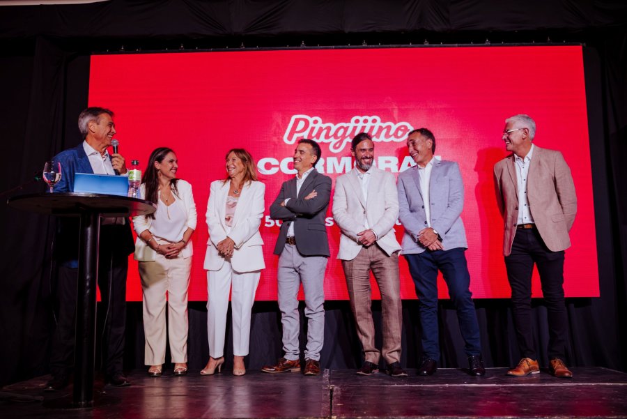 CELEBRACI&Oacute;N. El empresario, Dante L&oacute;pez junto a los integrantes del Directorio en el brindis final por los 50 a&ntilde;os de Cormor&aacute;n y Ping&uuml;ino.