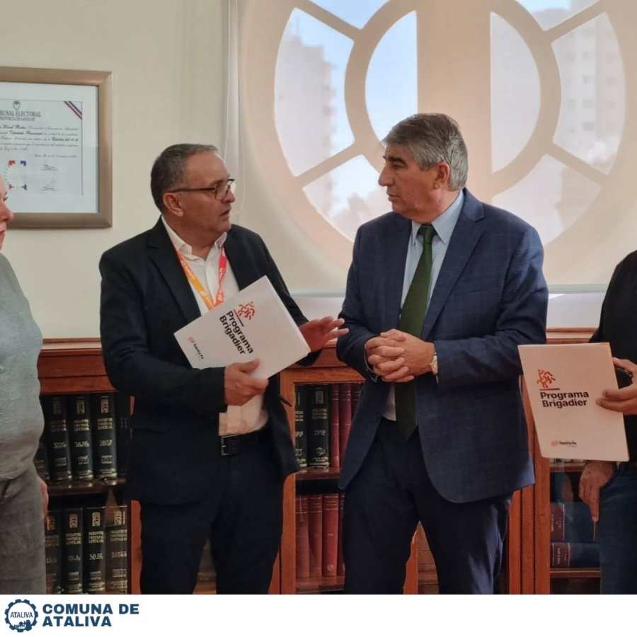 Jos&eacute; Alvarez y Fabi&aacute;n Bast&iacute;a, tras celebrar el acuerdo.