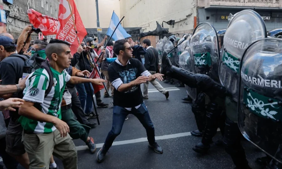 Los violentos de la protesta del 12 de marzo en el Congreso fueron liberados r&aacute;pidamente por una jueza porte&ntilde;a.