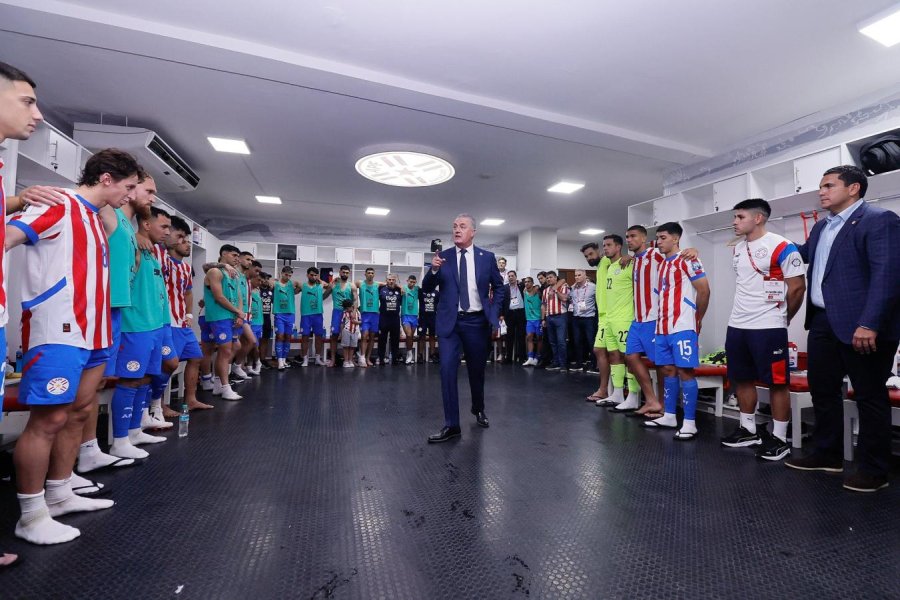 Cuando el Profesor habla, los alumnos escuchan. Alfaro est&aacute; comandando a Paraguay al Mundial 2026.