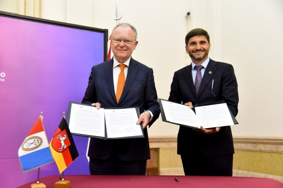 Stephan Weil y Maximiliano Pullaro al firmar el acuerdo de colaboraci&oacute;n en Casa de Gobierno.