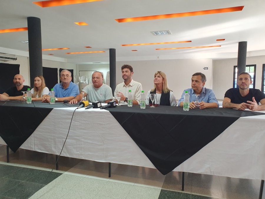 EN BELLA ITALIA. Juan Monteverde, junto con el resto de los dirigentes del PJ, en el encuentro que se desarroll&oacute; este s&aacute;bado en el predio de la UOM.