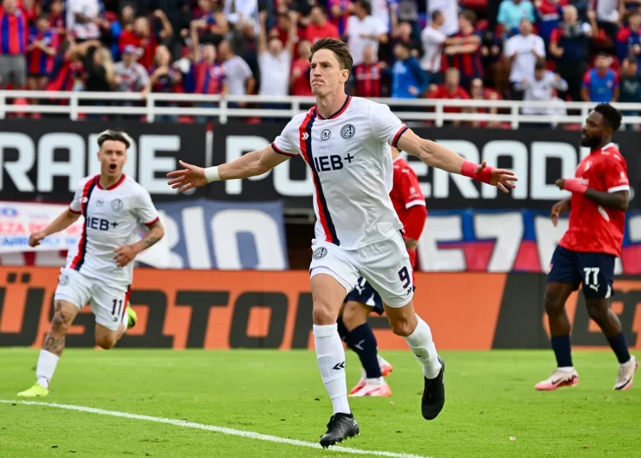 El goleador de San Lorenzo, Andr&eacute;s Vombergar.
