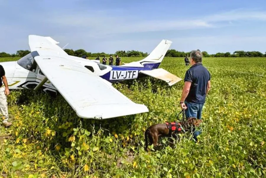La aeronave, con matr&iacute;cula boliviana, fue marcada por los perros entrenados que olfatearon coca&iacute;na.