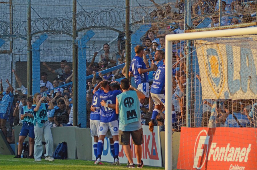 GRITO DE GOL EN ALBERDI. CASTRO ANOT&Oacute; Y LA CREMA FESTEJ&Oacute; ANTE ANTONIANA