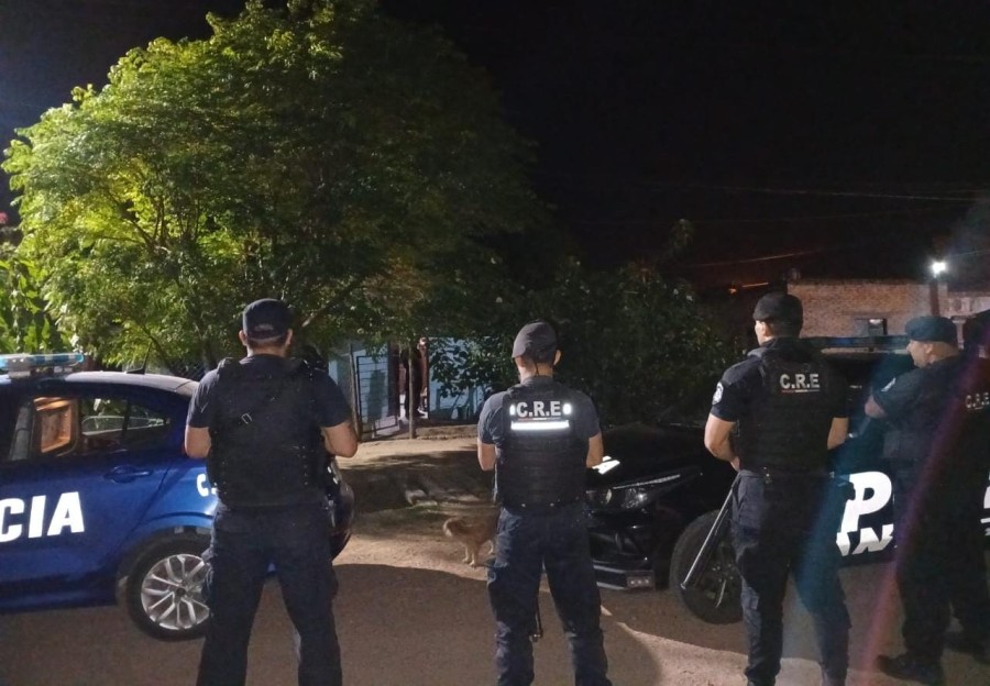 Cumplimentando directivas judiciales, allanaron distintas viviendas, procediendo a identificar a un adolescente vinculado a la investigaci&oacute;n.