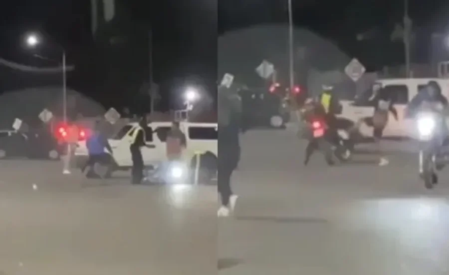 Los agentes intentaron labrar una infracci&oacute;n a un veh&iacute;culo mal estacionado, y esto desat&oacute; la furia de un grupo de personas.