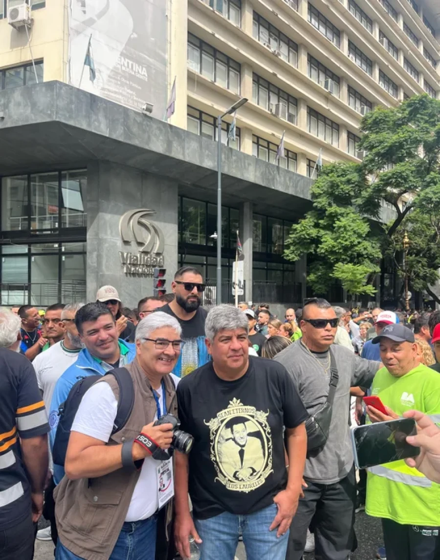 El l&iacute;der de Camioneros calific&oacute; a la marcha de hoy como "la m&aacute;s miltitudinaria de la democracia".