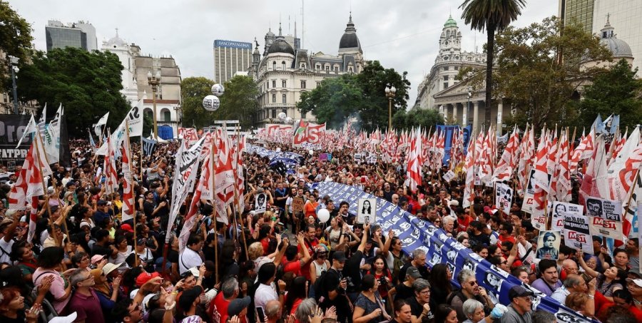EN PLAZA DE MAYO. Tras casi veinte a&ntilde;os, las agrupaciones de derechos humanos se movilizaron juntas este 24 de marzo.
