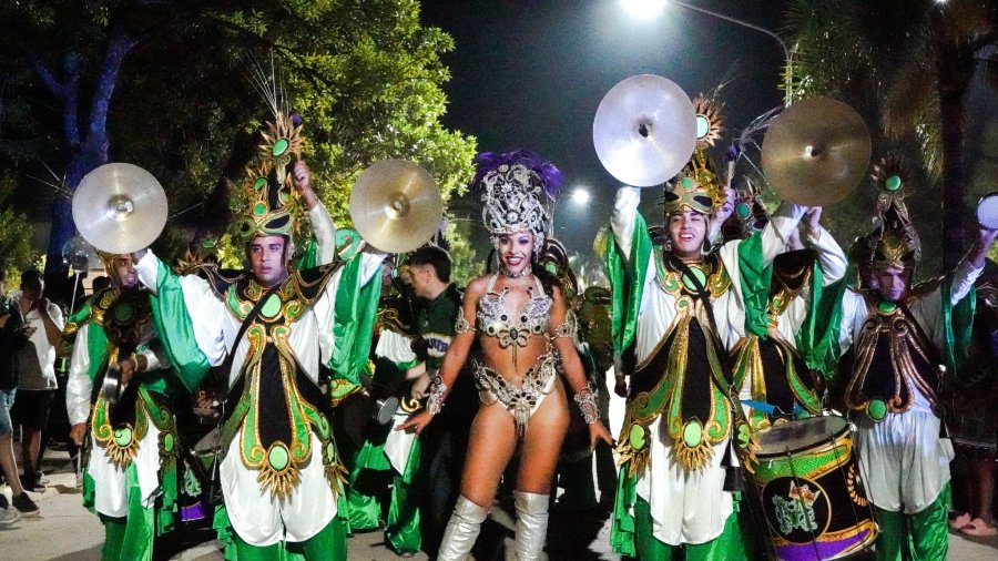 Una de las agrupaciones que llev&oacute; ritmo, alegr&iacute;a y colorido al carnaval humbertino.