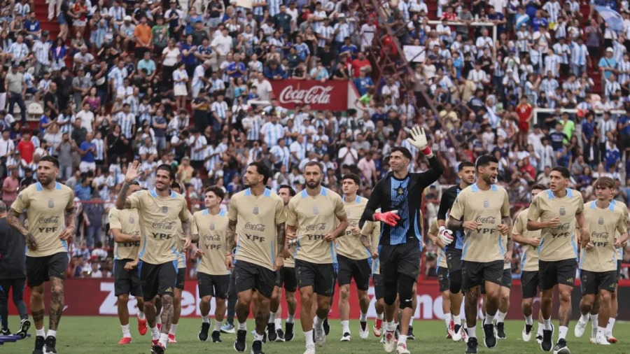 GRAN GESTO. Los jugadores del seleccionado, el s&aacute;bado pasado en Hurac&aacute;n.