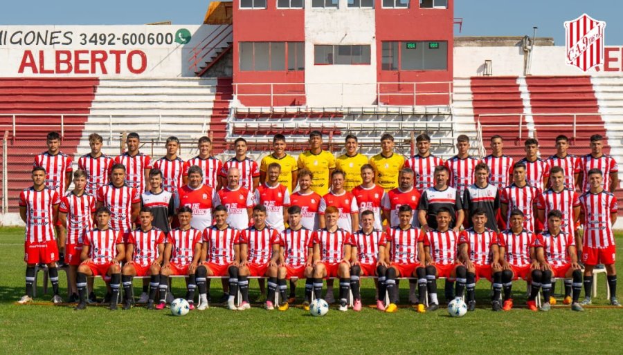 TODOS JUNTOS. La tradicional foto del plantel y cuerpo t&eacute;cnico.